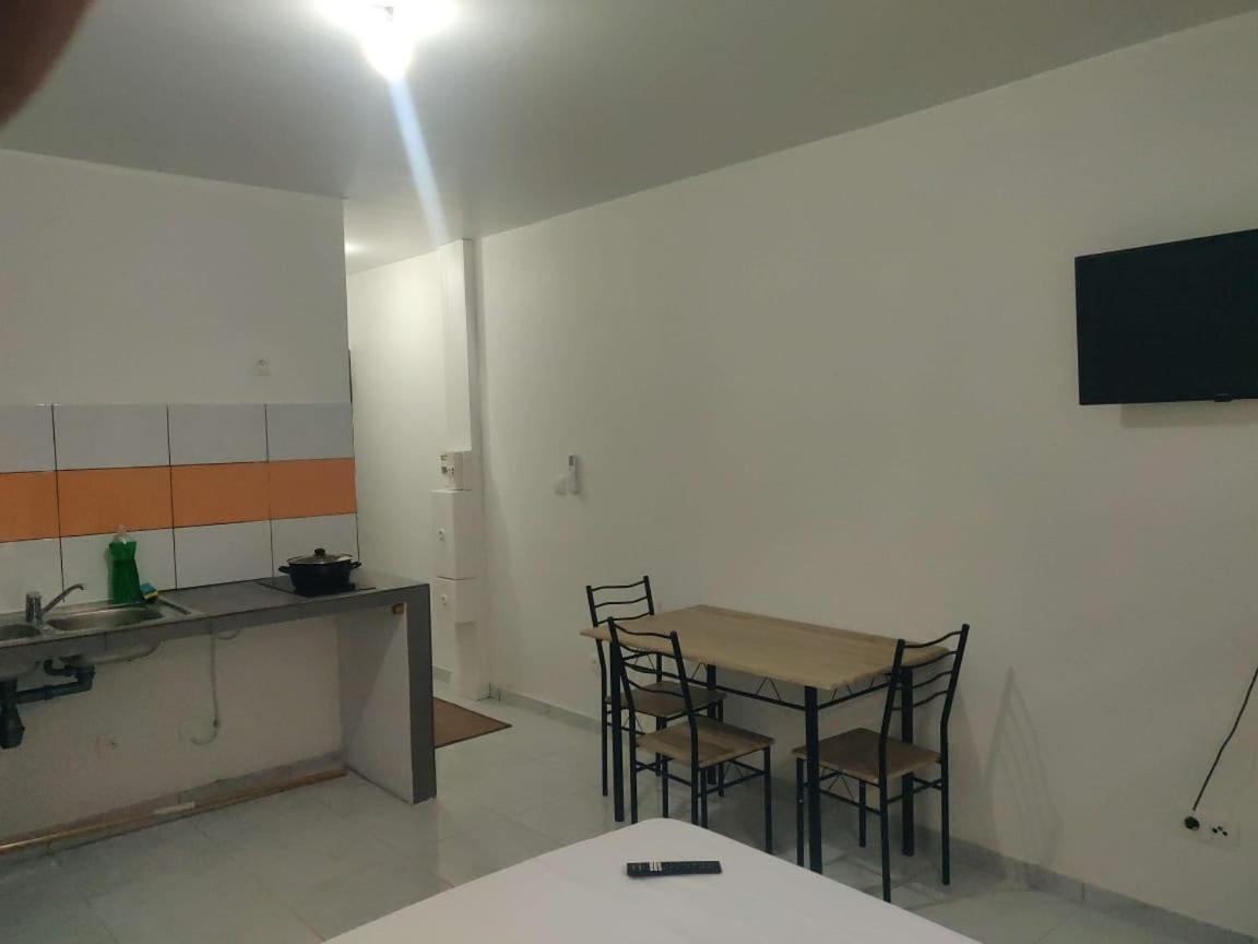 St-Laurent Centre - Baka Lycee Confort T1 马罗尼河畔圣洛朗 外观 照片